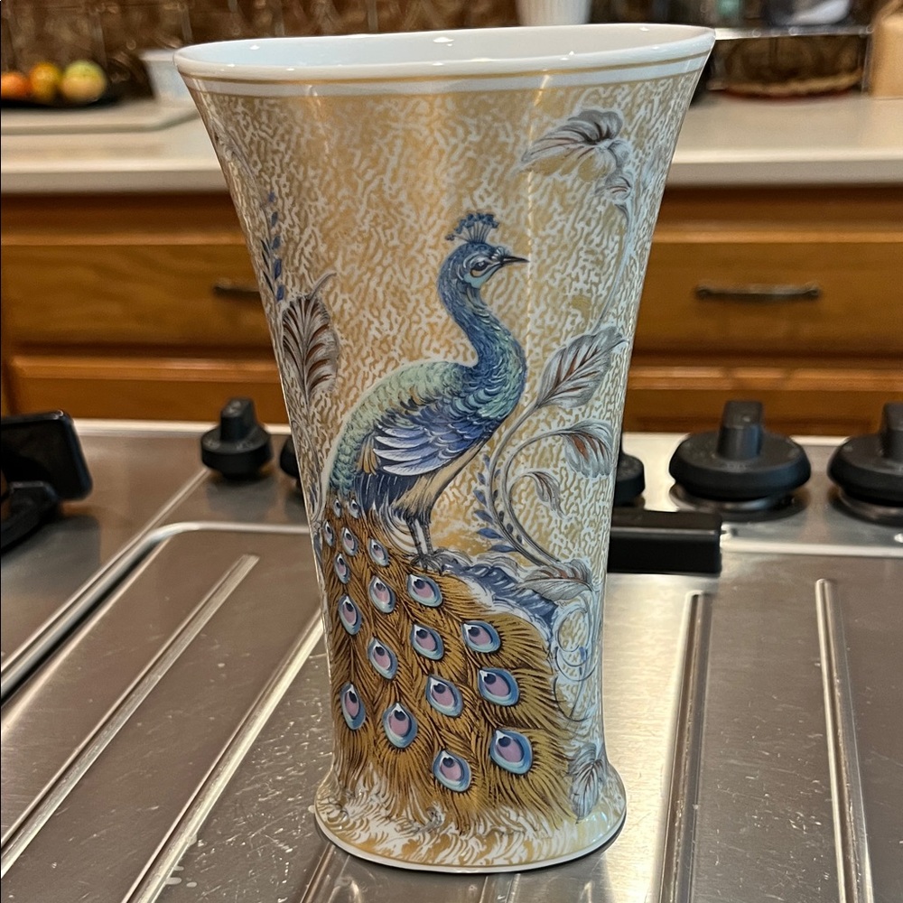 Elegant Peacock porcelain Vase